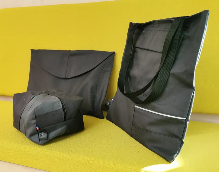Tote bag, pochette et trousse confectionnés à partir de vêtements de travail recyclés
